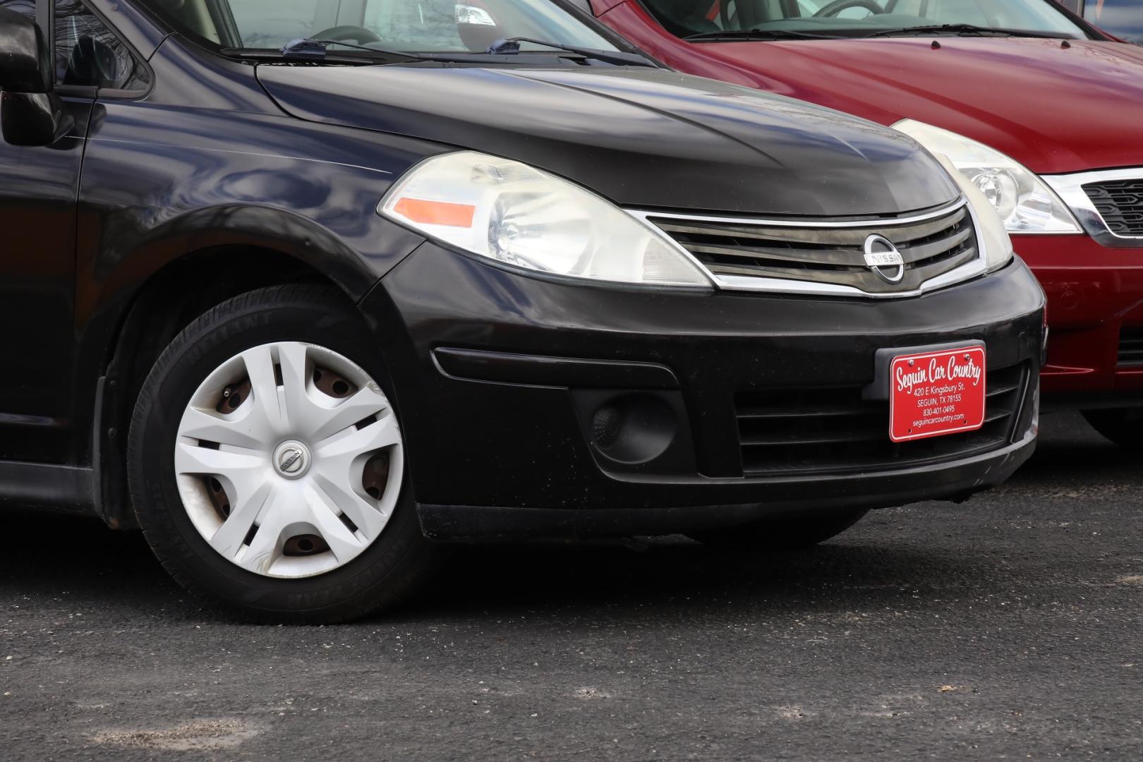 2011 BLACK NISSAN VERSA 1.8 SL Hatchback (3N1BC1CP6BL) with an 1.8L L4 DOHC 16V engine, CVT transmission, located at 420 E. Kingsbury St., Seguin, TX, 78155, (830) 401-0495, 29.581060, -97.961647 - Photo#2